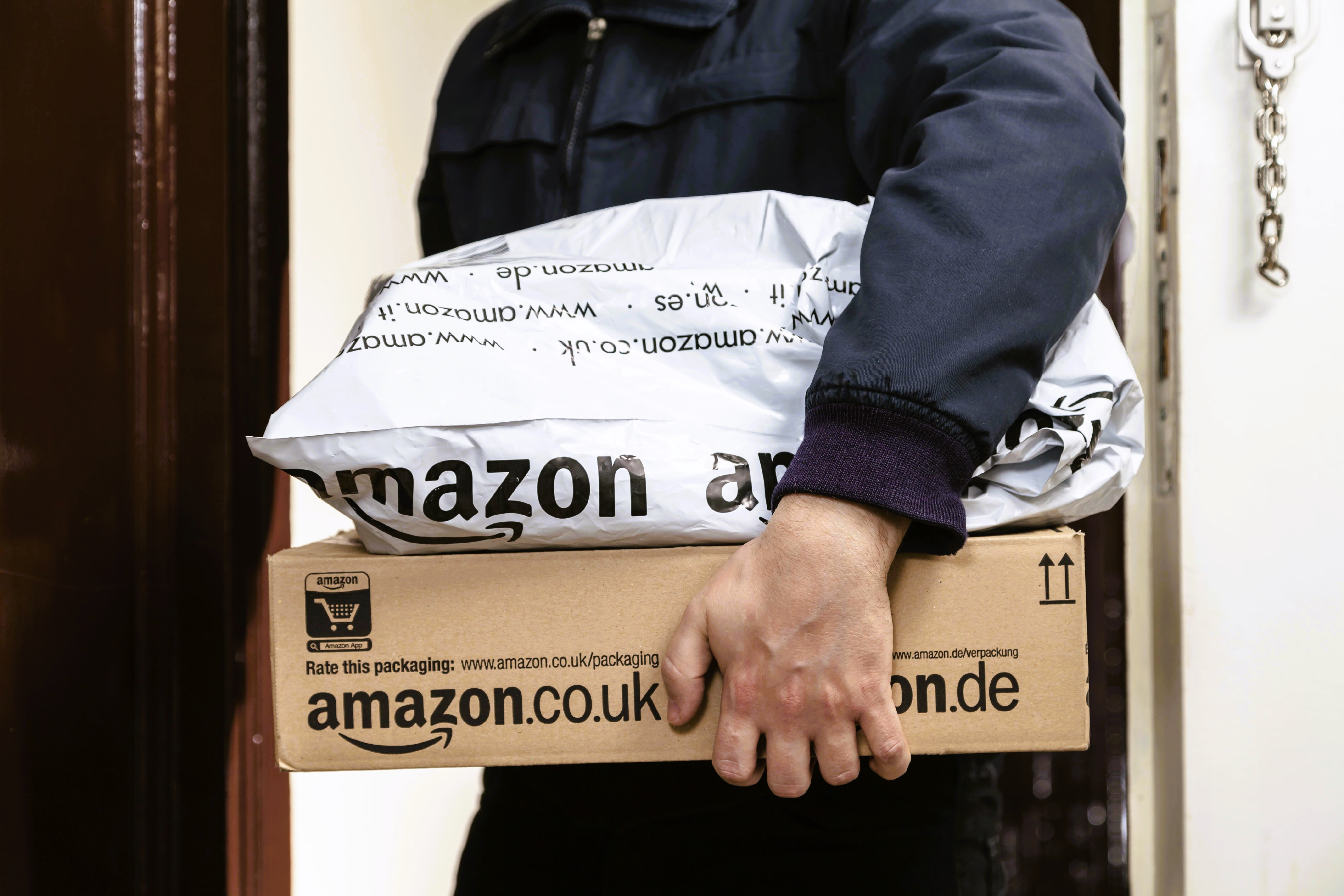 Todesfall bei Amazon! Paket-Mitarbeiter stirbt im Logistikzentrum - Arbeit geht ohne Unterbrechung weiter!