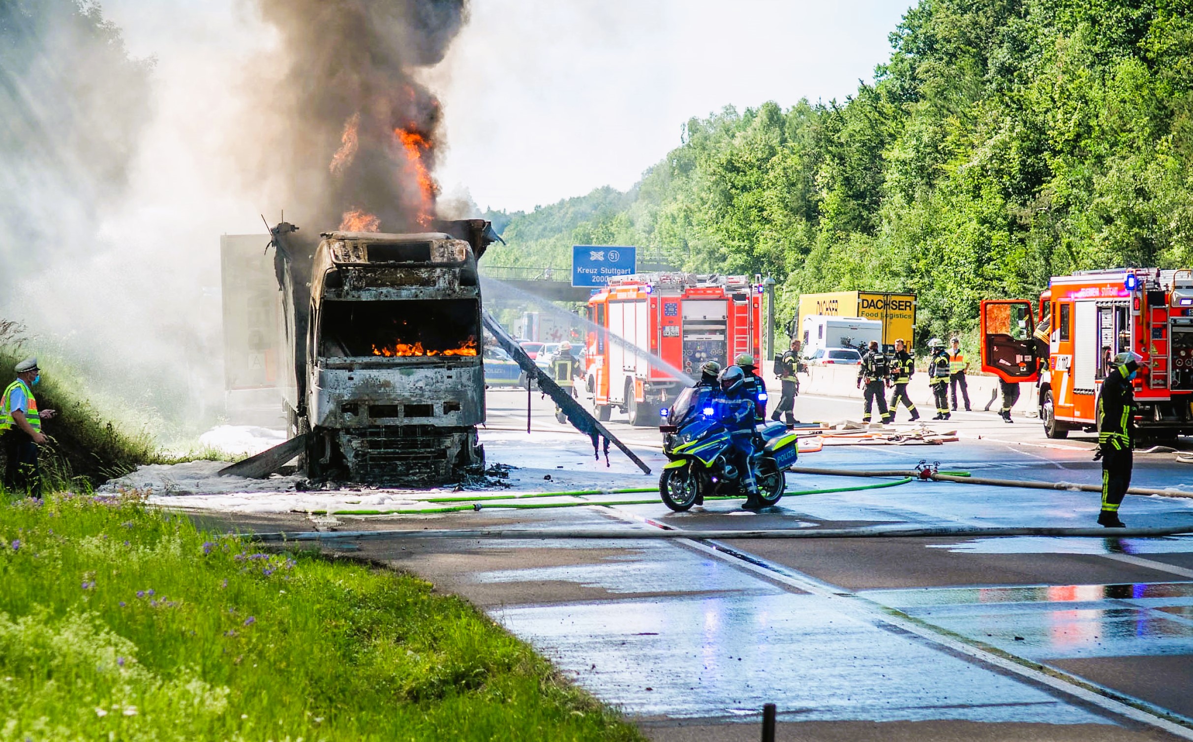 Feuer auf der Autobahn! Vollsperrung - Mit Tesla-Akkus beladener Lastwagen fängt Feuer