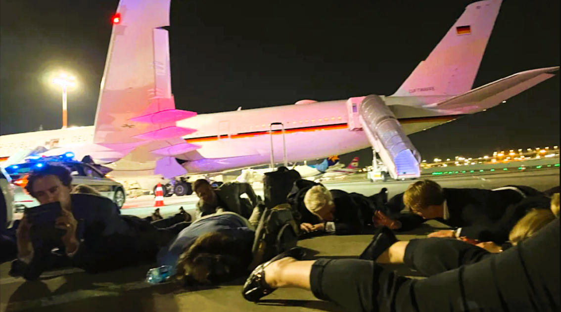 Attacke auf Kanzler-Flieger! Maschine evakuiert – Olaf Scholz in Schutzraum gebracht!