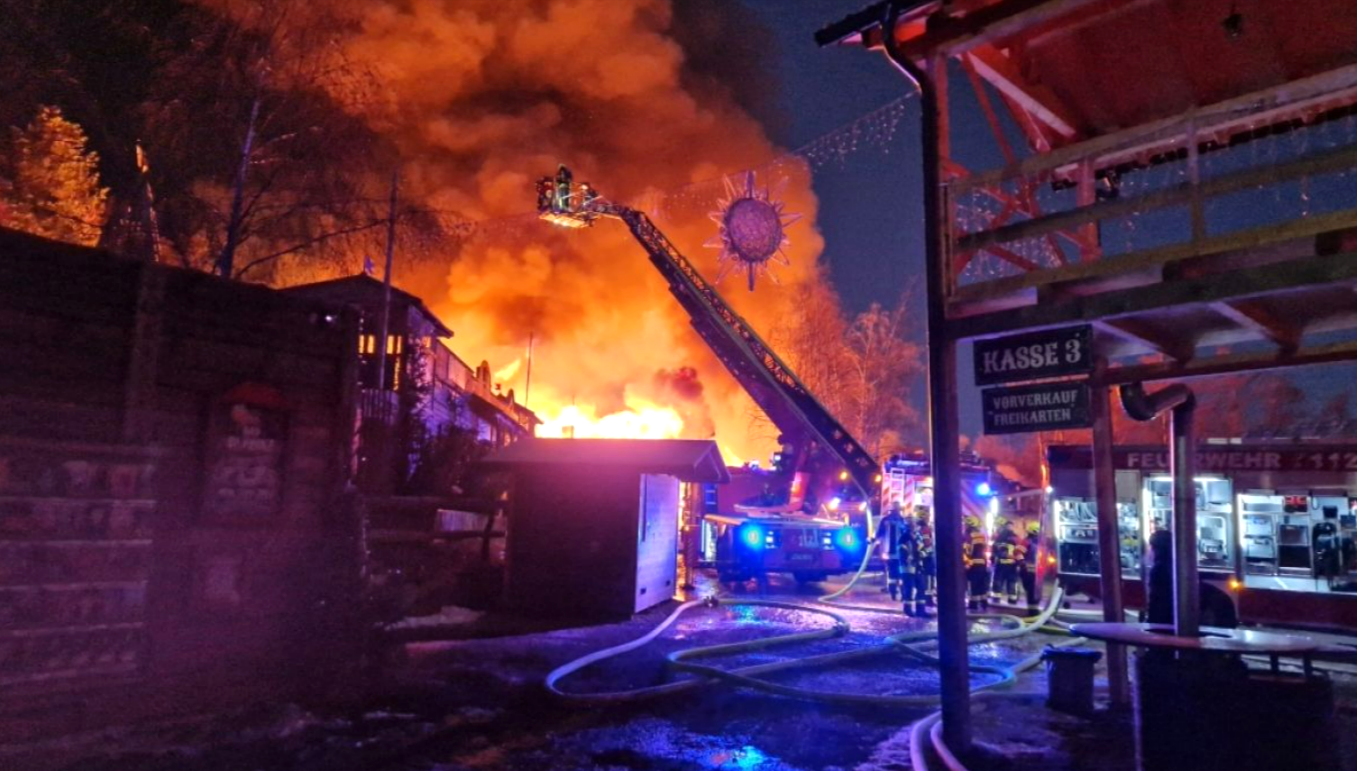 Beliebter deutscher Freizeitpark steht in Flammen! Millionenschaden und große Zerstörung!