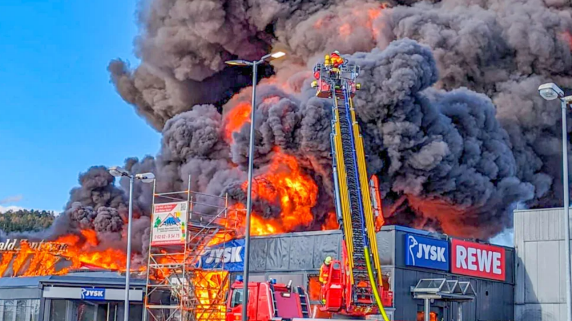 Eilmeldung! REWE und Mediamarkt in Flammen! Evakuierung - Heftiger Großbrand schockt Rettungskräfte