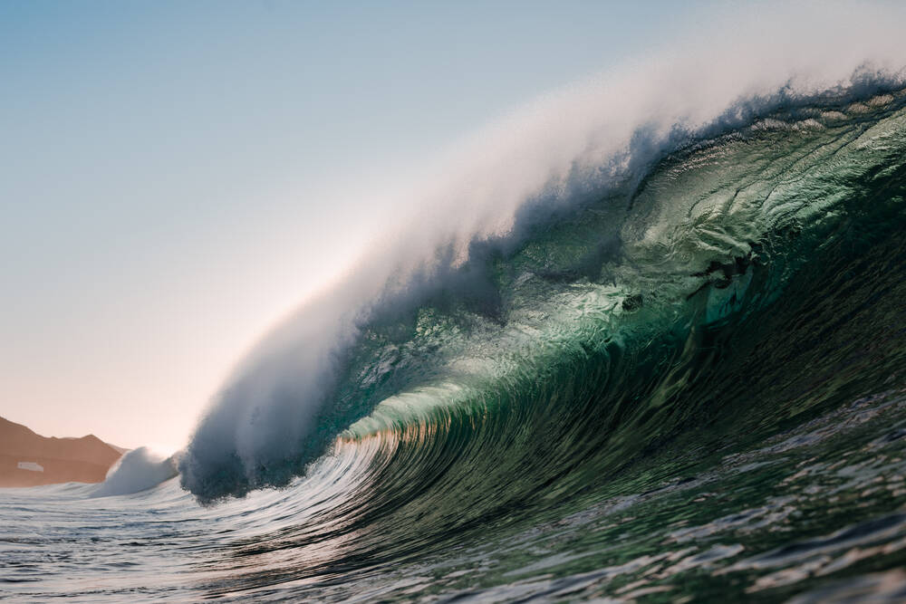Gigantische Welle zieht mehrere Urlauber ins Meer! Kanareninsel wird zum Albtraum