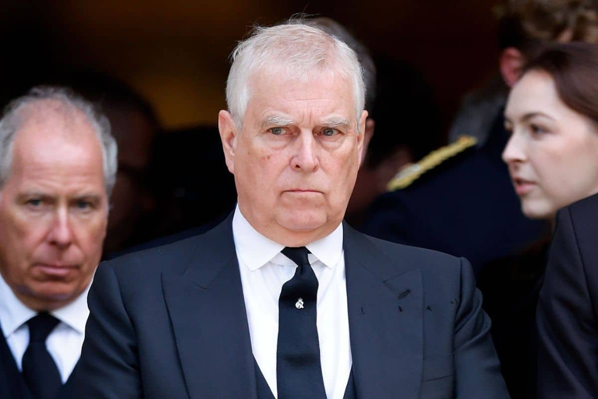 Onthuld: man in bivakmuts zou prins Andrew op Sandringham hebben gevolgd