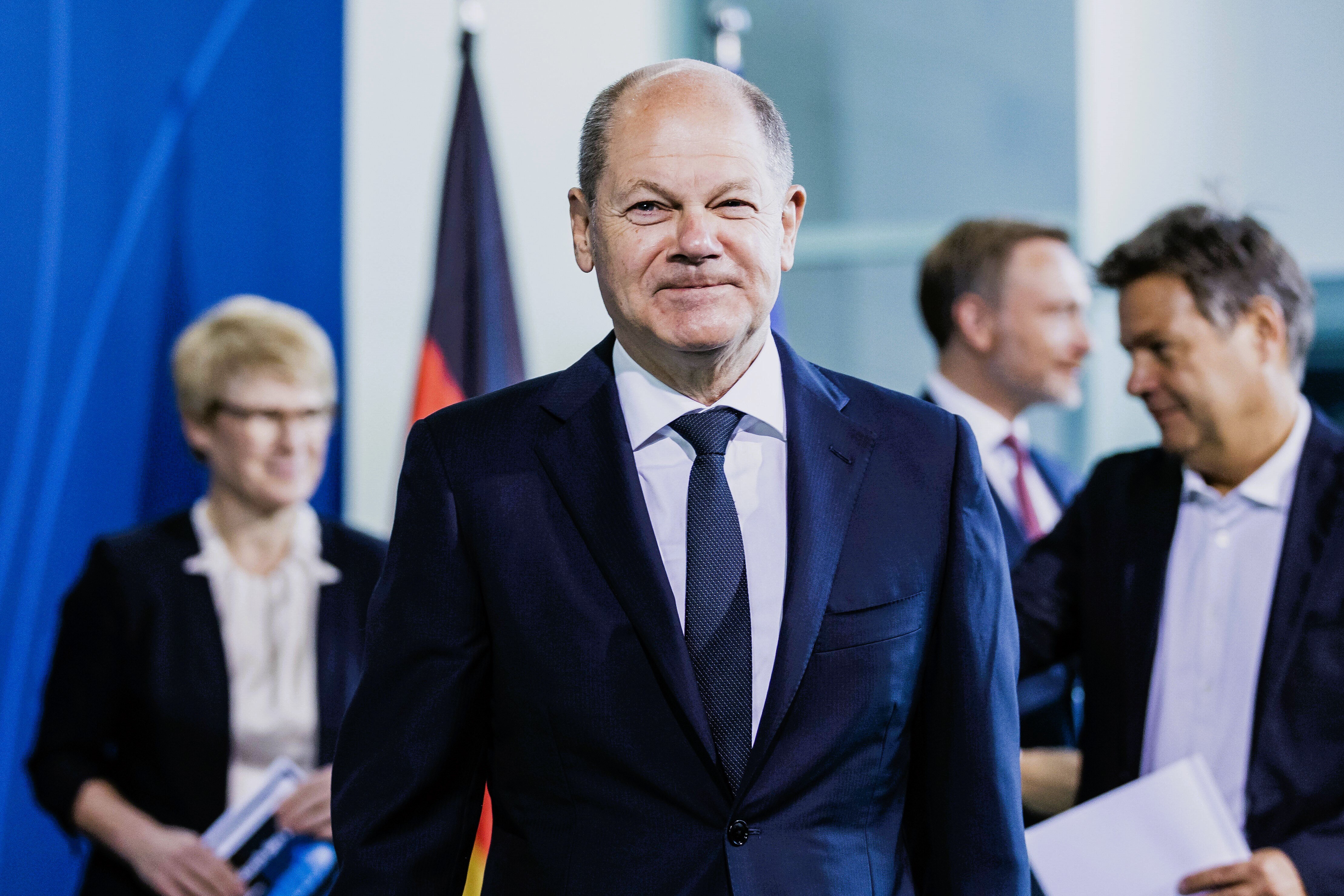 Paukenschlag in der Regierung! - Olaf Scholz lockt Angela Merkel zurück in die Politik