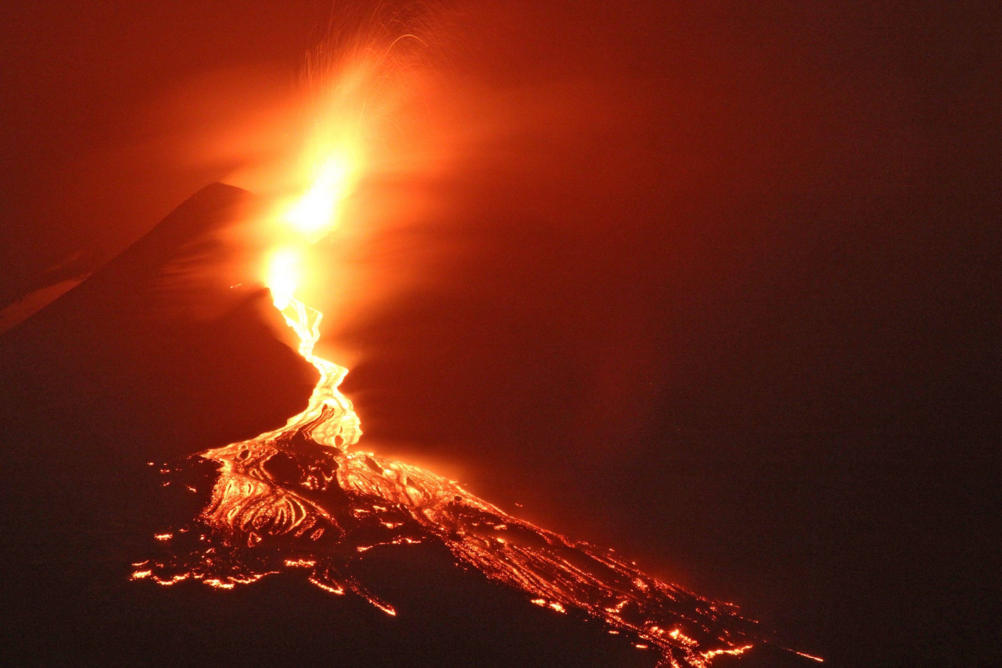 Größter aktiver Vulkan der Welt ausgebrochen! Behörden riegeln Gegend weiträumig ab!