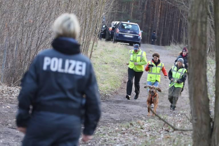 Duisburg - Polizei findet mysteriöse Leiche in ausgebranntem Citroen! War es ein Verbrechen?