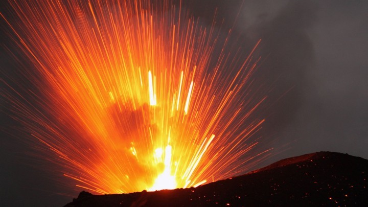 Ehemann stößt seine Ehefrau im Urlaub in einen Vulkan - Sie sendet Polizei letzte Nachricht!