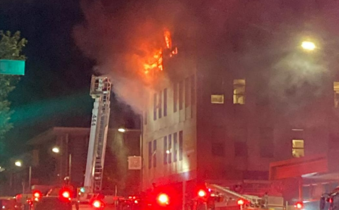 Feuer im Hotel! 6 Touristen tot, über 30 Menschen vermisst! Feuerwehr gibt das Gebäude auf!