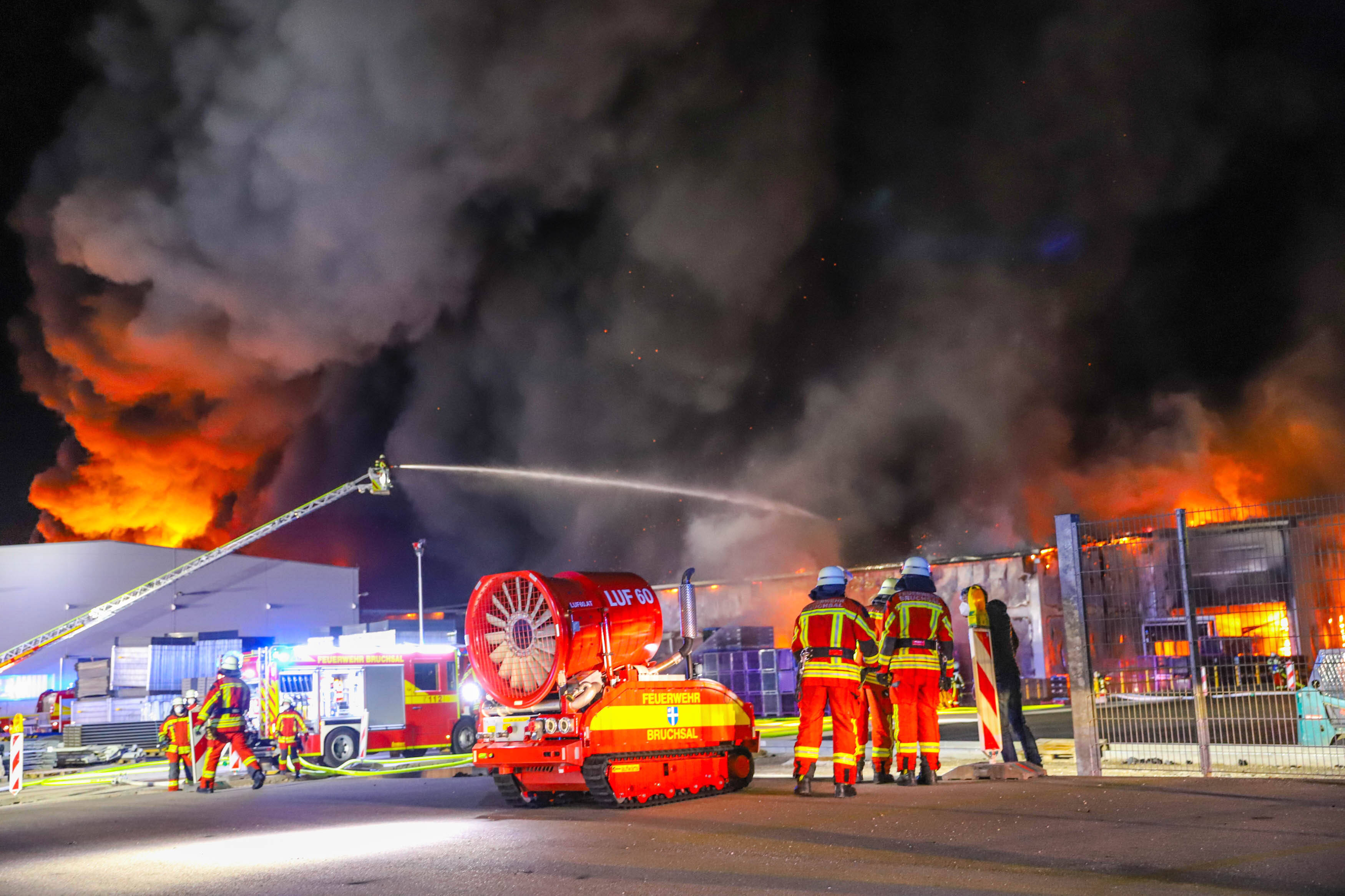 Flammenhölle - Papierfabrik steht seit 5 Tagen in Flammen! Feuerwehr kämpft verzweifelt gegen das Feuer