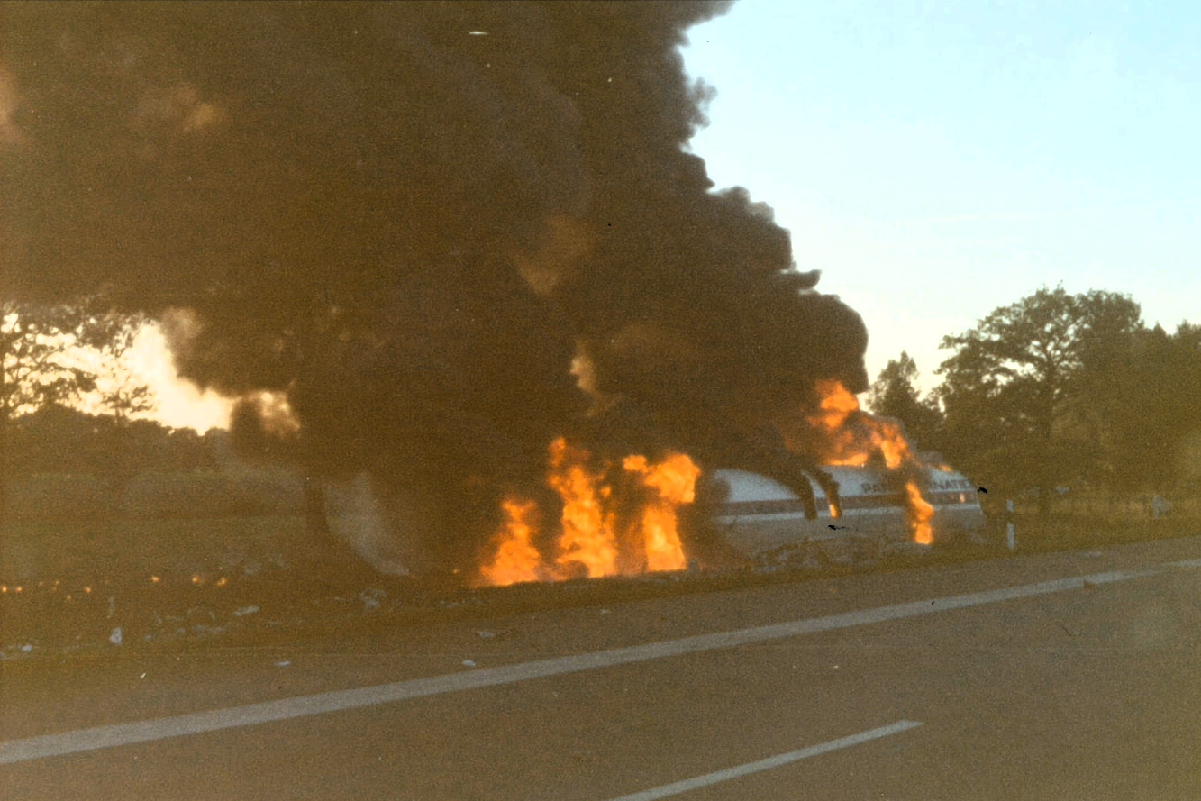 Flugzeug stürzt auf Autobahn! 10 Menschen sterben, Teile treffen fahrende Autos und töten Autofahrer