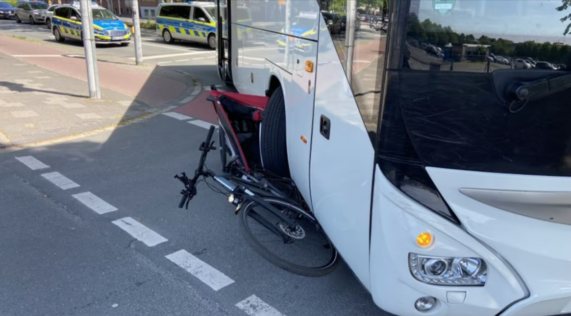 Reisebus überrollt Radfahrer! 33 jähriger stirbt bei schrecklichem Unfall!