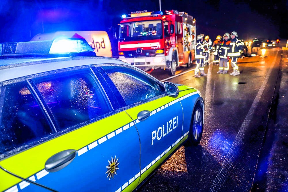 Massenkarambolage auf der Autobahn! Fahrbahn verwandelt sich in Trümmerfeld, es gibt schwer Verletzte!
