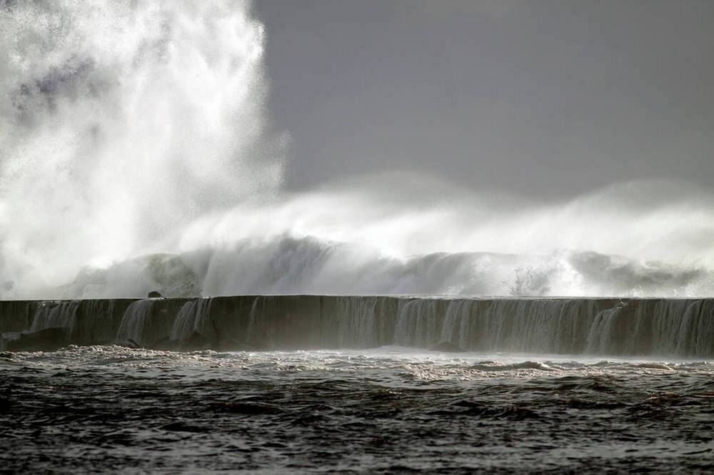 Une vague massive emporte plusieurs touristes en mer ! Une île de vacances espagnole devient un cauchemar